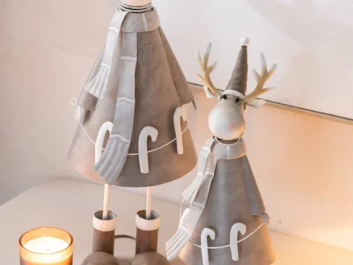 Beige metalen Prikoro rendierdecoratie H43 cm met winterse uitstraling en speels snoepstengelmotief