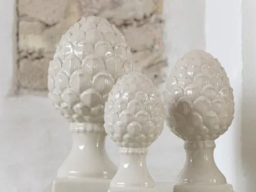 Beikura porseleinen dennenappel op voet in beige, glanzend en decoratief woonaccessoire in compact formaat