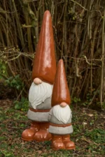 Decoratiefiguur Dadun Bruin H61 cm: twee speelse kabouters met lange puntmuts en witte baard in warme aardetinten