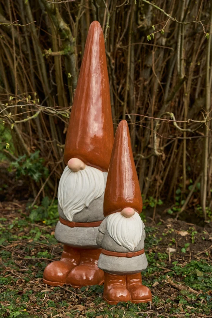 Decoratiefiguur Dadun Bruin H61 cm: twee speelse kabouters met lange puntmuts en witte baard in warme aardetinten