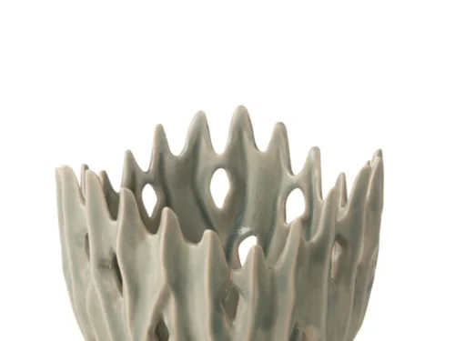 Vaas Losir porselein blauw met organische opengewerkte vorm en elegante, moderne uitstraling