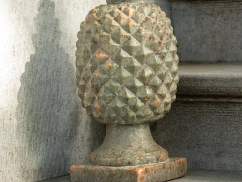 Woonaccessoire Jesan Groen: slank ananasornament in donkergroen met robuuste, verweerde afwerking
