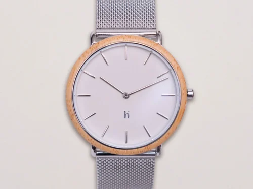 Horloge Brarmer Warm Grijs met bamboeframe, licht wijzerplaat en zilverkleurige mesh band