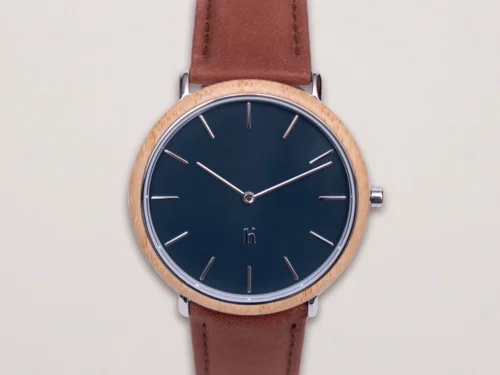 Horloge Treilte Blauw met donkerblauwe wijzerplaat, bamboe-behuizing, zilverkleurige details en bruine leren band