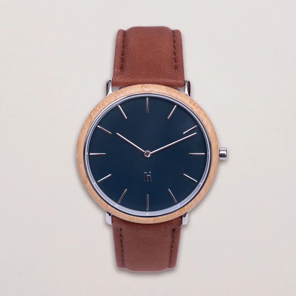Horloge Treilte Blauw met donkerblauwe wijzerplaat, bamboe-behuizing, zilverkleurige details en bruine leren band