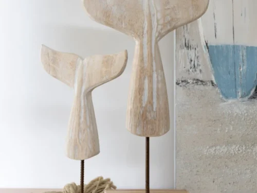 Decoratiefiguur Sodum hout naturel 31 cm, slanke walvisstaart op houten voet met rustige strandlook