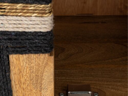 Kast Garnwerd Naturel 92 cm met mangohout en geweven detail in naturel, zwart en beige, close-up van de voet