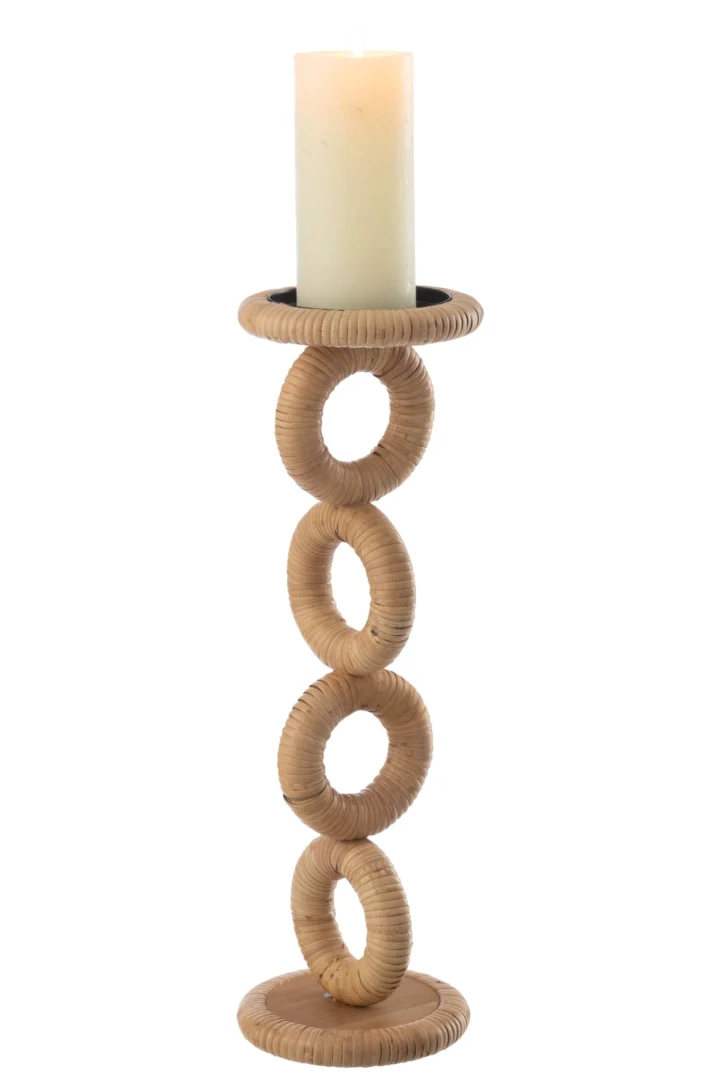 Kaarsenhouder Ponnello MDF naturel met rotan ringen en beige kaars, slanke kandelaarring in warme naturel tinten