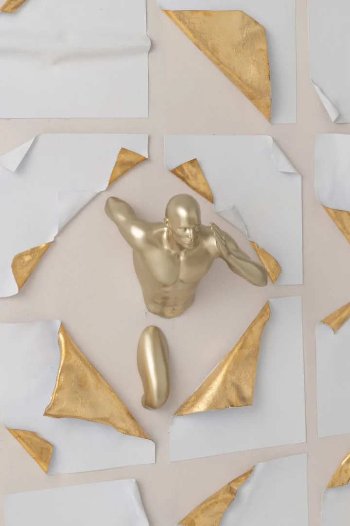 Schilderij Diloro Wit met goudaccenten en 3D figuur, kunstzinnige wanddecoratie voor een luxe interieur