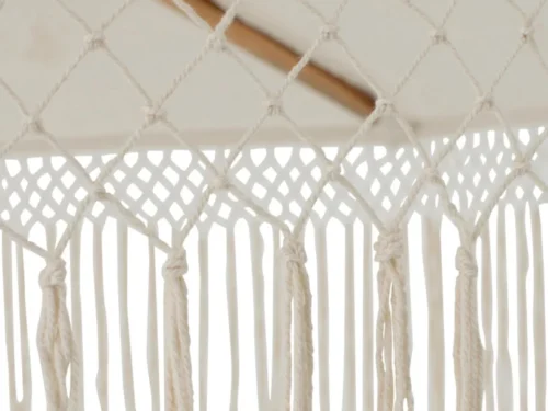 Munnos beige macramé woonaccessoire met hout en katoenen franjes, natuurlijke bohemian uitstraling