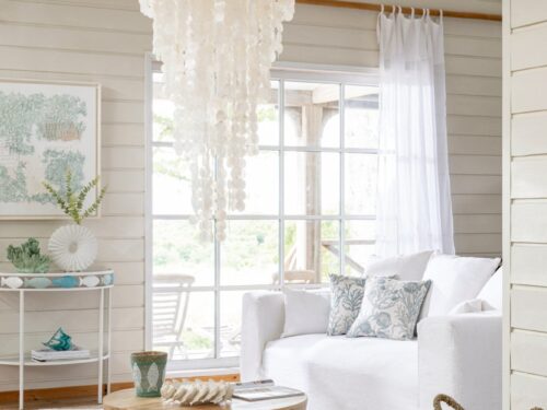 Hanglamp Kardi Capiz met witte schelpschijven en elegante luchtige uitstraling in een lichte woonkamer