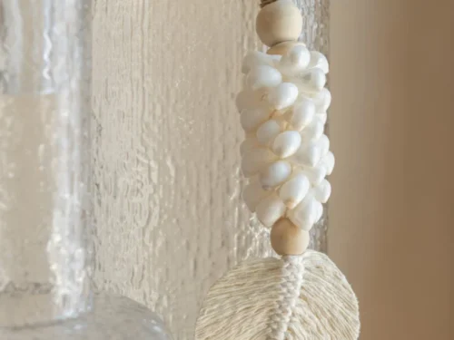 Decoratiehanger Hornaro Schelp Beige met katoen, albizia en natuurlijke schelpen in zachte neutrale tinten