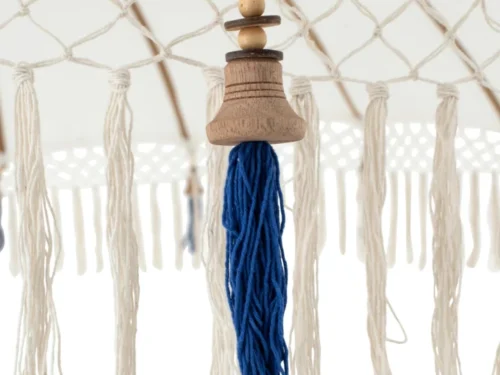 Parasol Flavie beige met houten details, bamboe koord en blauwe tassel voor een natuurlijke uitstraling