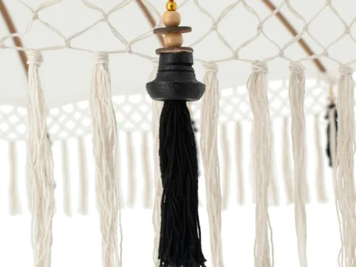 Woonaccessoire Treiltun beige parasol met houten kralen, bamboe details en katoenen franjes