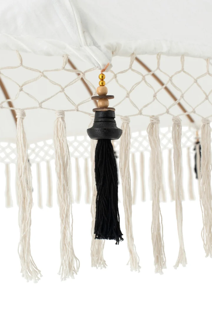 Woonaccessoire Treiltun beige parasol met houten kralen, bamboe details en katoenen franjes
