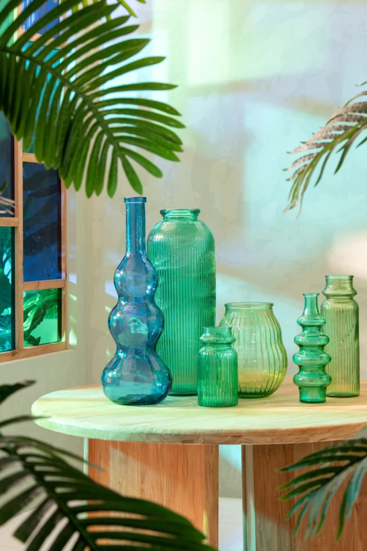 Groene glazen Vaas Romund H45,5 cm met gestreepte vorm, op een houten tafel in een lichte ruimte