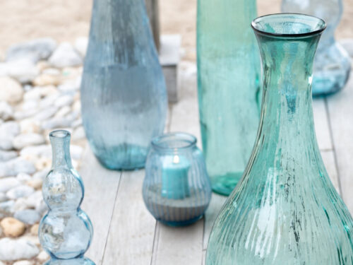 Vloervaas Klaultak blauw glas H99 cm, slank model met brede bodem en lichtblauwe glans