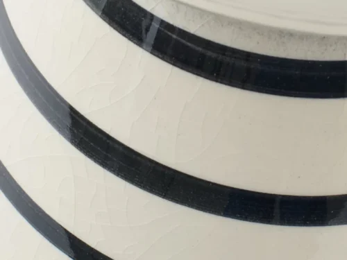 Vloervaas Daaltena keramiek zwart met strakke lijnen en handgemaakte textuur, 50 cm hoog