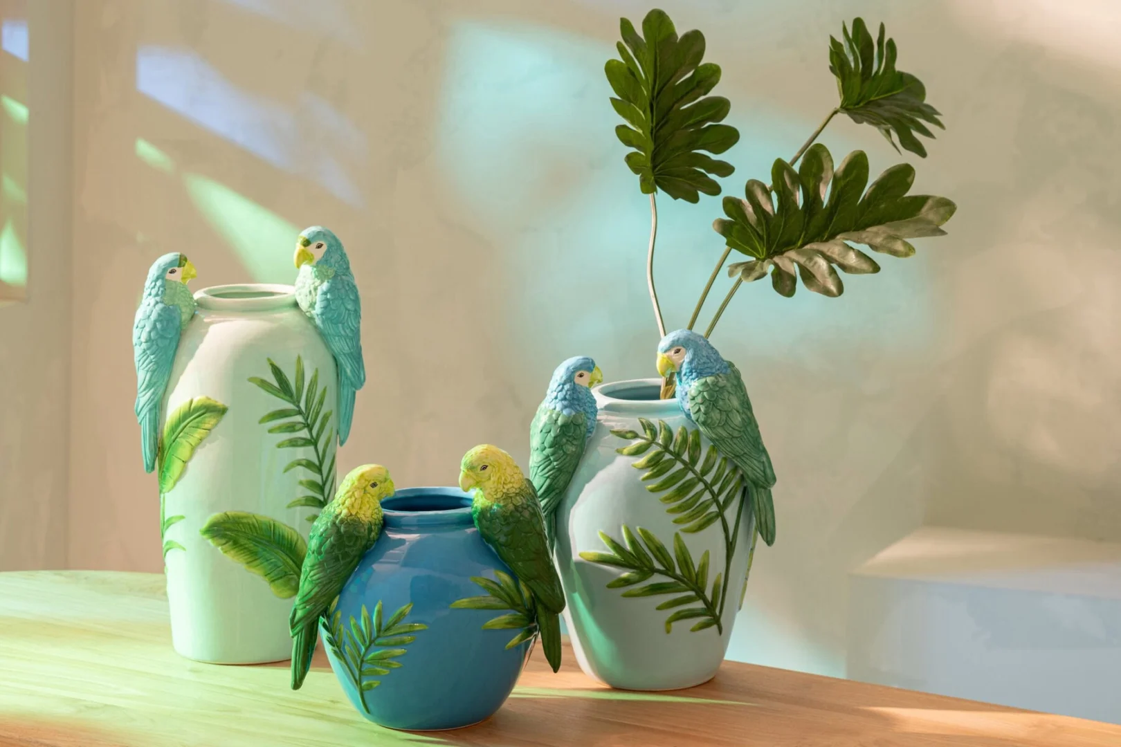 Decoratiefiguur Forea keramiek groen-blauw met papegaaienmotief, decoratieve vaas op tafel, H24 cm