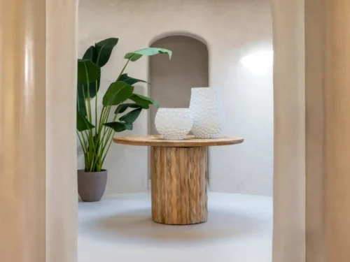 Zandwitte Bloempot Skantond H28 cm met robuuste vorm en natuurlijke uitstraling in een serene setting