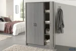 Kledingkast Kierrand 117,5 cm met grijze houtlook, 3 planken en ruime opbergruimte in de slaapkamer