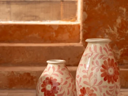 Vaas Fleinnero steen oranje H29 cm met handgeschilderde bloemenprint en compact, rond design
