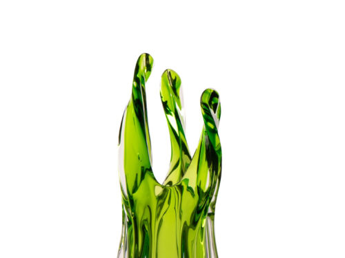 Vaas Tutea groen glas met slanke organische vorm en hoge, sculpturale uitstraling