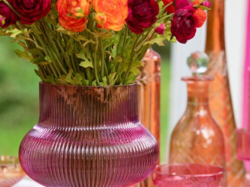 Vaas Tumin glas roze H25 cm met geribbelde afwerking en compacte, elegante vorm