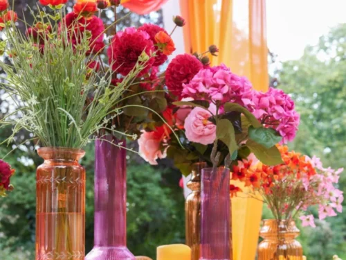 Vaas Galatea glas roze H40 cm, hoge slanke vaas met transparante afwerking en vrolijke bloemstyling