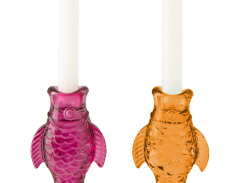 Set van 2 visvormige glazen kandelaren in roze en oranje, met hoge witte kaarsen en sierlijk detail