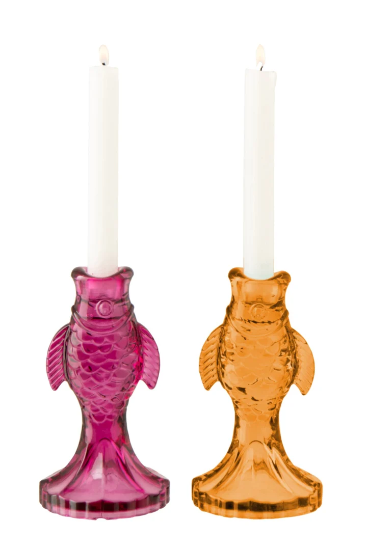 Set van 2 visvormige glazen kandelaren in roze en oranje, met hoge witte kaarsen en sierlijk detail