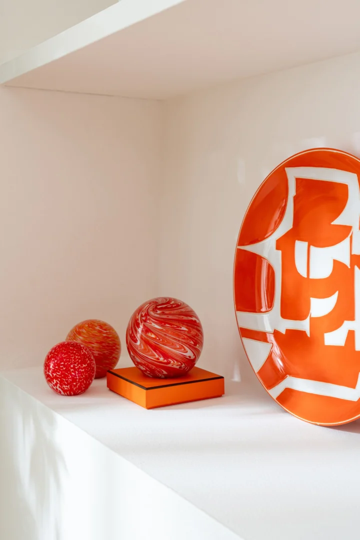 Sootia glazen presse-papier oranje in bolvorm, decoratief en stevig op een oranje basis