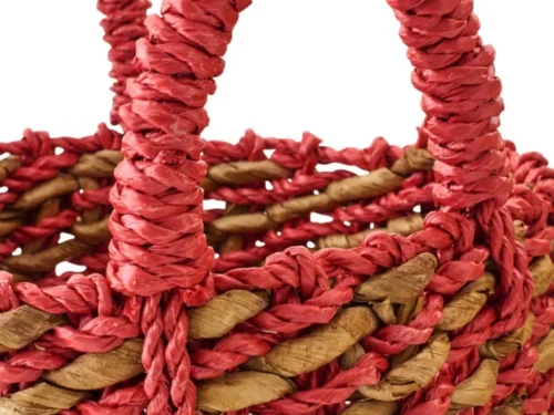 Mand Pallik raffia mand in rood en naturel, handgevlochten met stevige handgreep en natuurlijke uitstraling