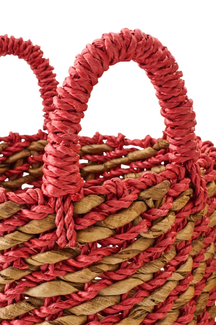 Mand Pallik raffia mand in rood en naturel, handgevlochten met stevige handgreep en natuurlijke uitstraling
