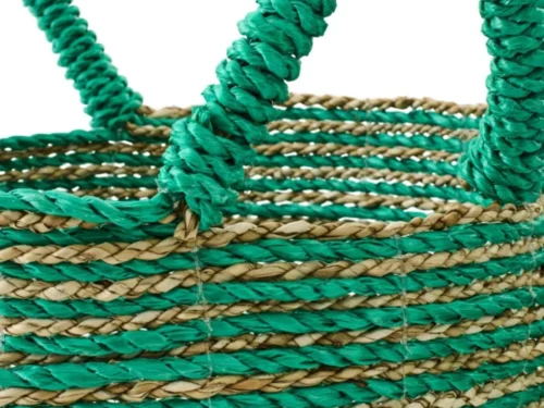 Mand Peiskond raffia groen, gestreepte opbergmand met naturel zeegras en groene handgrepen