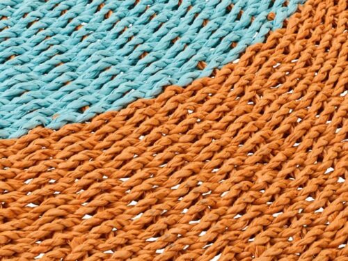 Vloerkleed Preerna Oranje 120 x 120 cm van raffia met blauw-oranje gestreept geweven patroon