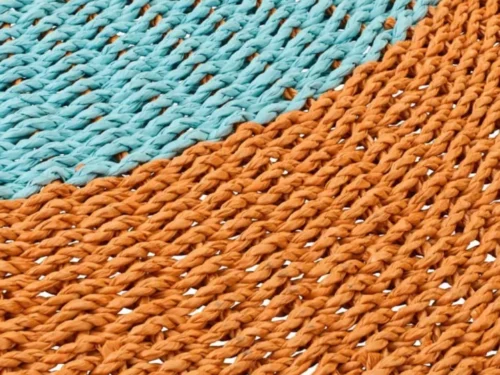 Vloerkleed Preerna Oranje 120 x 120 cm van raffia met blauw-oranje gestreept geweven patroon