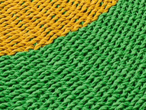 Vloerkleed Trannil Groen 120 x 120 cm, geweven raffia met groen-geel gestreept dessin en vierkante vorm