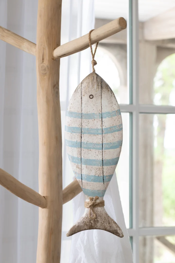 Vishanger Stassum Hout Naturel: visvormige hanger van naturel paulowniahout met jute en blauw-witte strepen