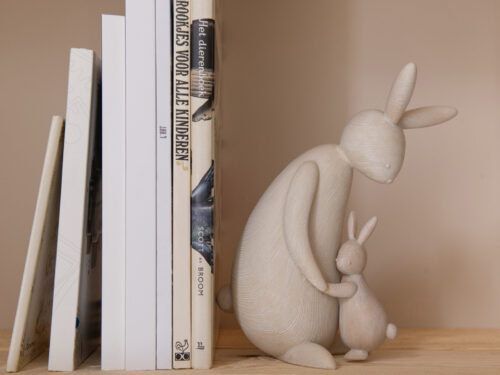 Decoratiefiguur Leskond naturel konijnenbeeld van moeder en jong, zacht en tijdloos woonaccessoire van 25,5 cm