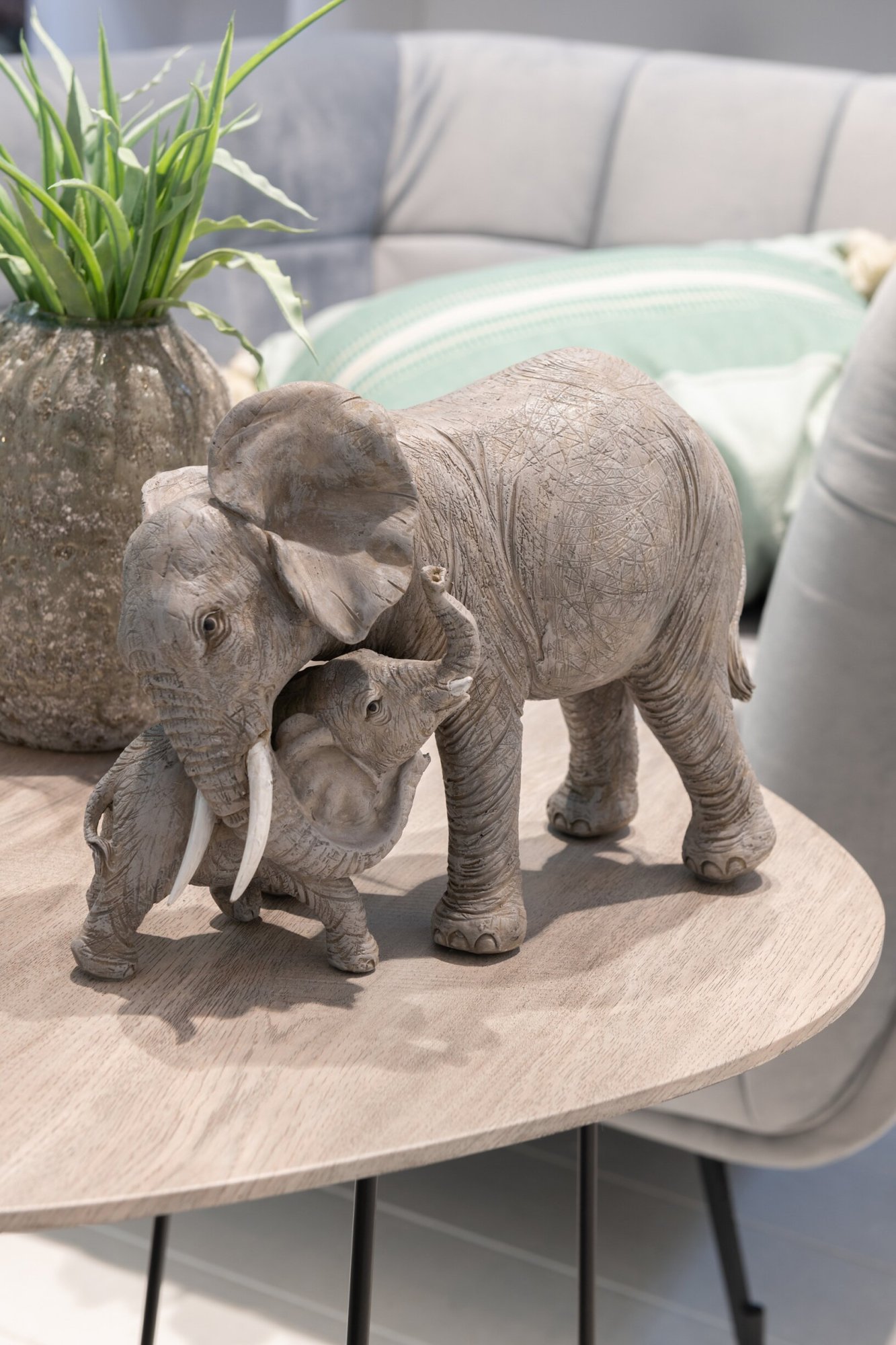 Decoratiefiguur Fornar grijs polyresin: olifant met jong op ronde houten tafel