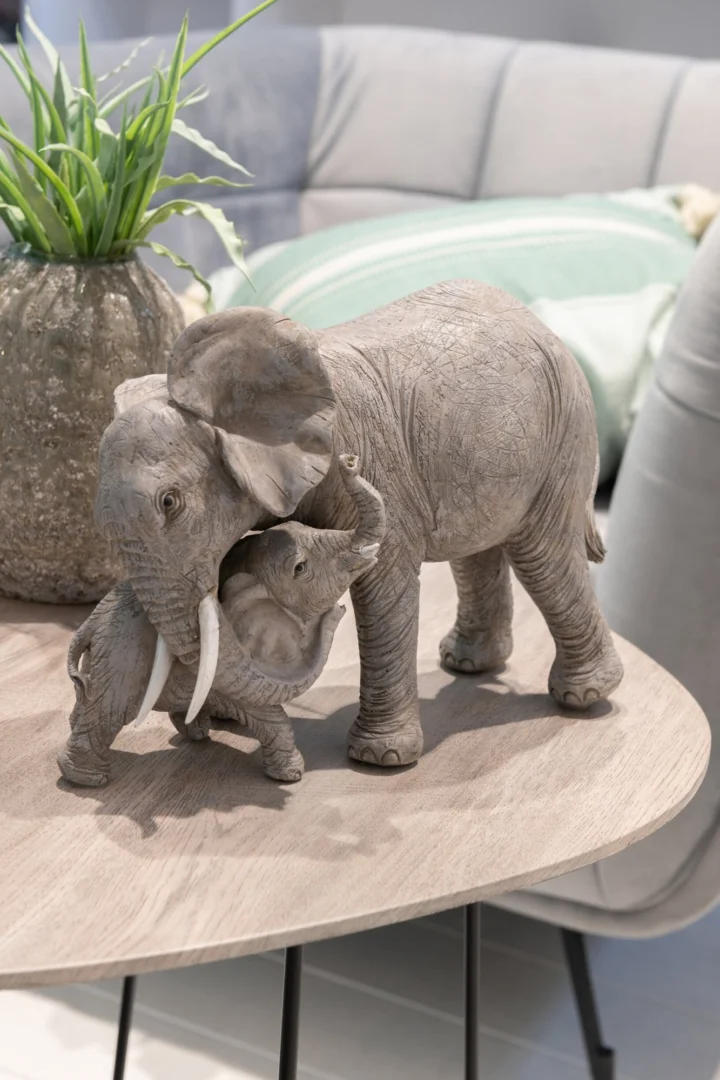 Decoratiefiguur Fornar grijs polyresin: olifant met jong op ronde houten tafel