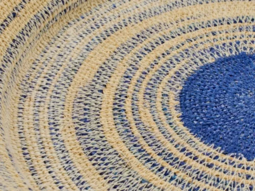 Dienblad Soolas zeegras naturel met ronde geweven structuur en blauw accent, decoratief woonaccessoire