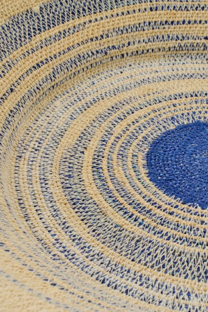 Dienblad Soolas zeegras naturel met ronde geweven structuur en blauw accent, decoratief woonaccessoire