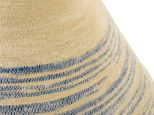 Zeegrasmand Hoorn naturel, grote gevlochten mand van 100% zeegras met brede vorm en blauw accentribben