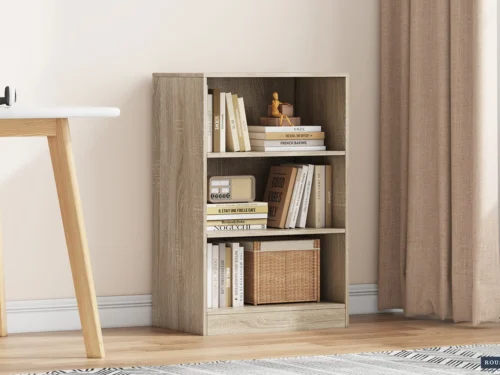 Boekenkast Slauvol 55 cm in houtlook met 3 open vakken en opbergmand in een rustige woonkamer
