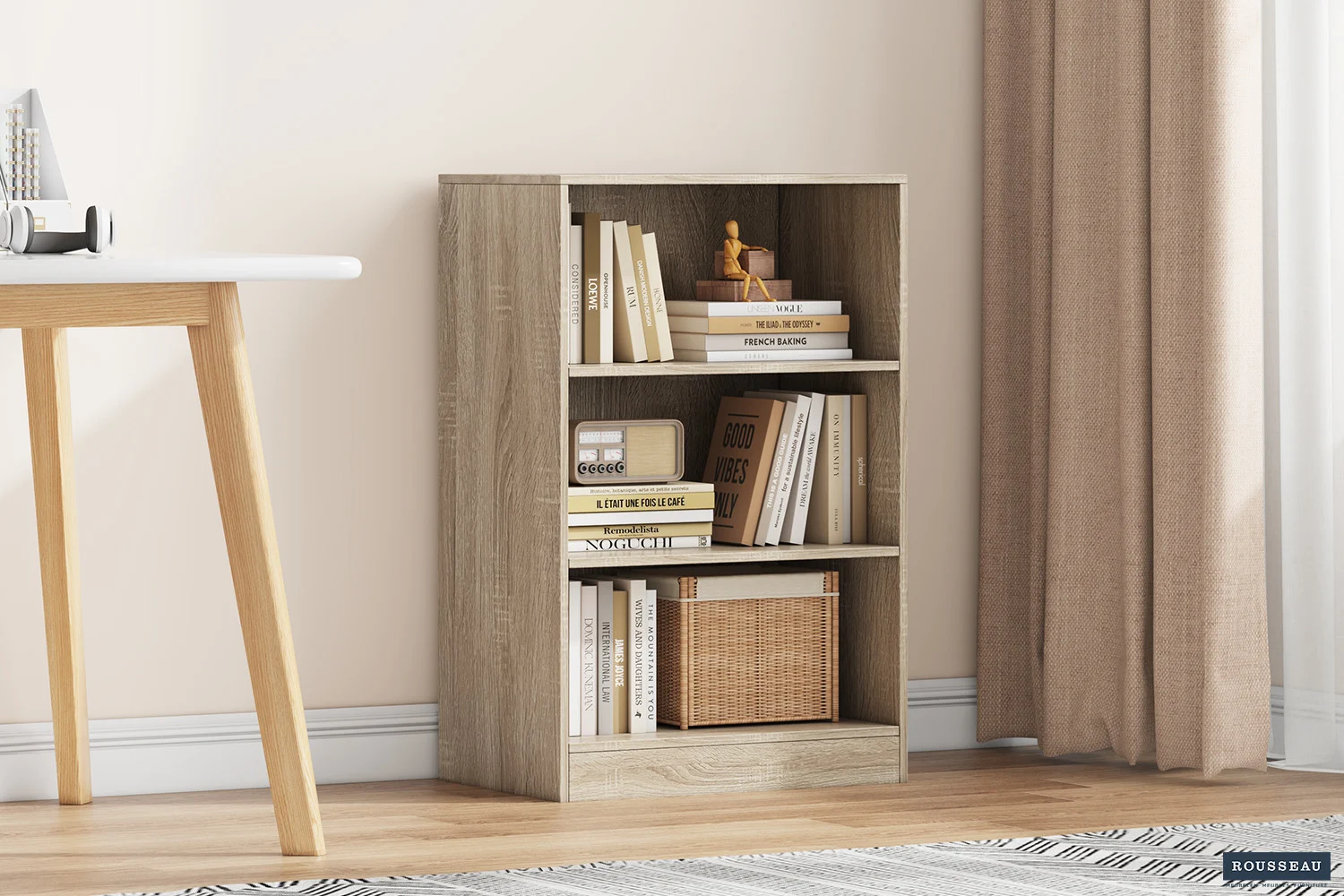 Boekenkast Slauvol 55 cm in houtlook met 3 open vakken en opbergmand in een rustige woonkamer