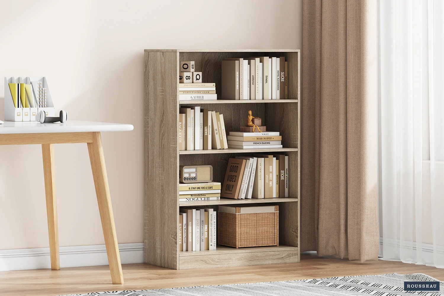 Boekenkast Vuvan 72 cm in houtlook met open vakken, gevuld met boeken en woonaccessoires