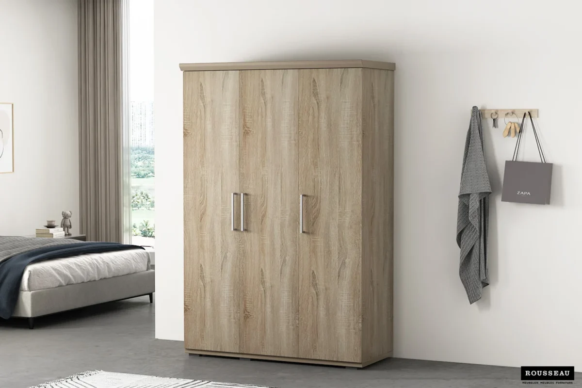 Kledingkast Stiestane 120 cm in licht hout met dubbele deuren en strakke handgrepen in een rustige slaapkamer