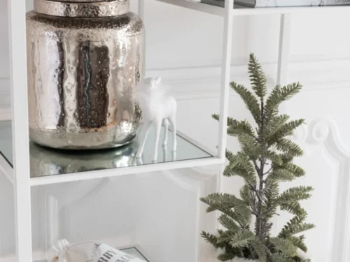 Stistos groene dennentak in kleipot, compact en sfeervol winterdecor met zachte glans